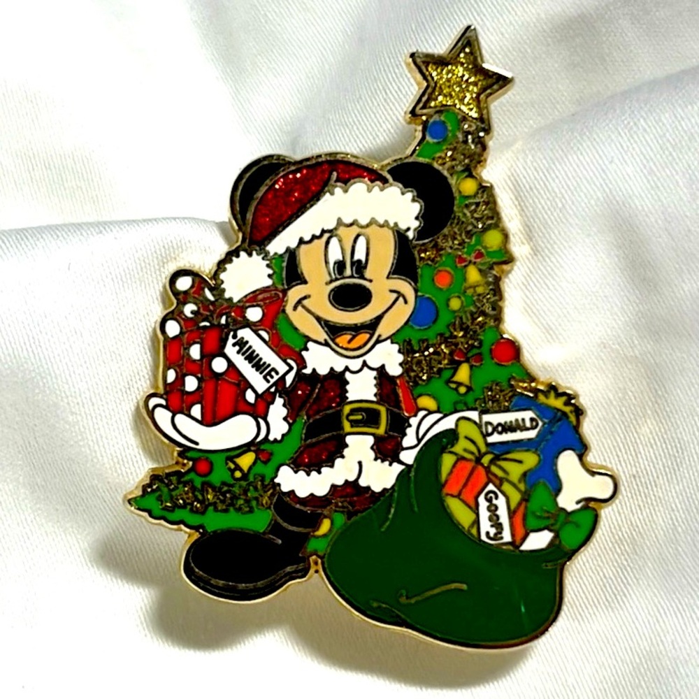 Disney Mickey Mouse Santa Christmas Holiday Pin